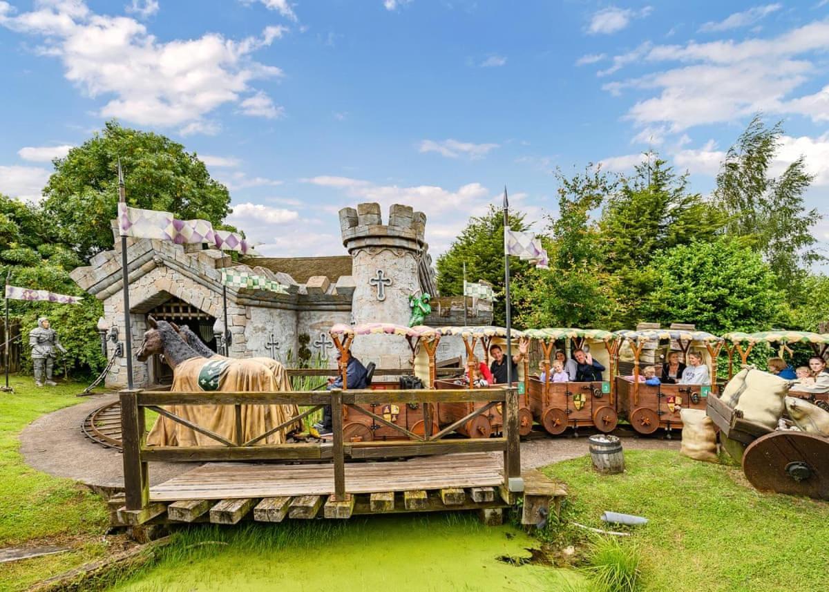 Wild Acre Village At Sundown Adventureland Retford Esterno foto